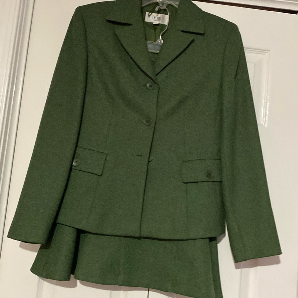 LeSuit skirt set